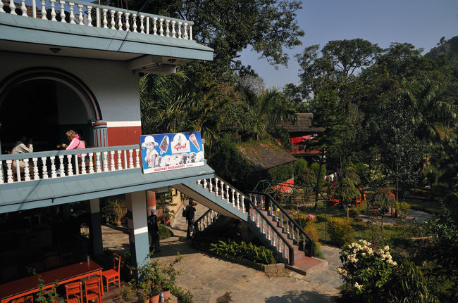 １１：４０〜１２：３５　HIGHWAYレストランにて昼食　　バイキング　ツーリスト用のバスも停まるのでパスタなど。　日本人のバックパッカーも2人いました。<br />