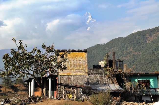 ・４×４→３台で出発　今日泊まる「はなのいえ」のスタッフも同乗<br />