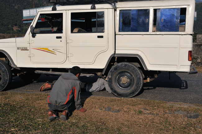 １５：２０〜１５：３０　ミランチョーク手前で車の故障　　ガタンといったと思ったら全く動きません