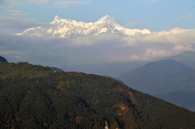 アンナブルナ?峰（左）と?峰