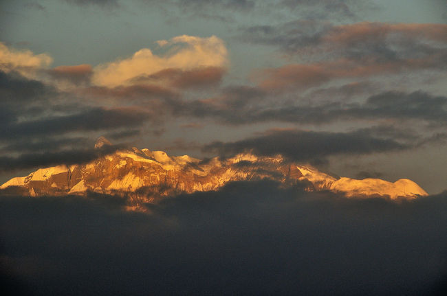 サンセットの時間、ロビーの前の庭でカメラを構えます。