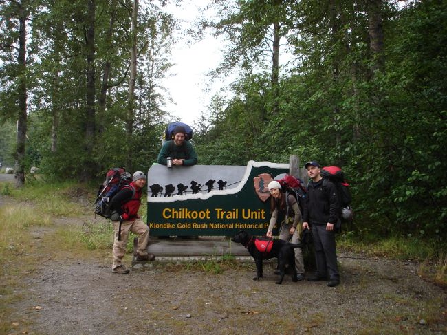 ダイーにあるチルクットトレイル出発点。<br />今回は4人プラス1匹です。