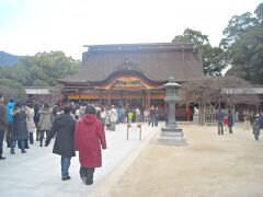 年末なのにこの賑わい。
楼門から本殿までこのとおり。さすが太宰府天満宮。