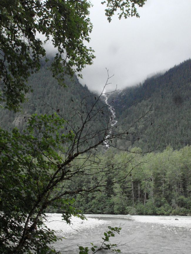 フィネガンポイントを出発してすぐ左に、滝が見えました。