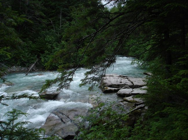 トレイルの横にはタイヤ川が流れています。