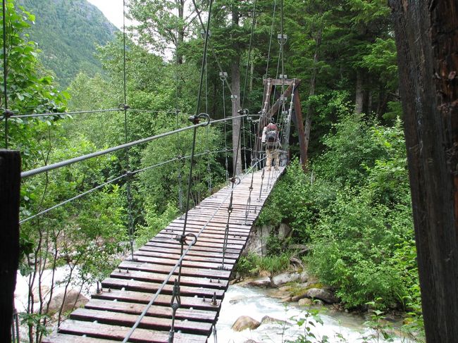 プレザントキャンプを過ぎるとこの橋が出てきます。<br />川はかなりの急流で、橋は隙間があいていて、ちょっと怖い感じ。