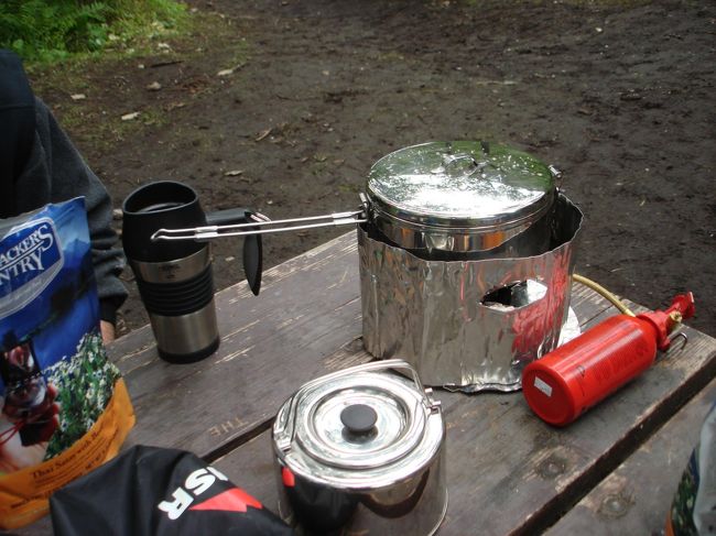 夕食の支度は携帯ガスコンロで。今晩の夕食は、お湯を入れて10分の、タイ風ビーフソテーです。