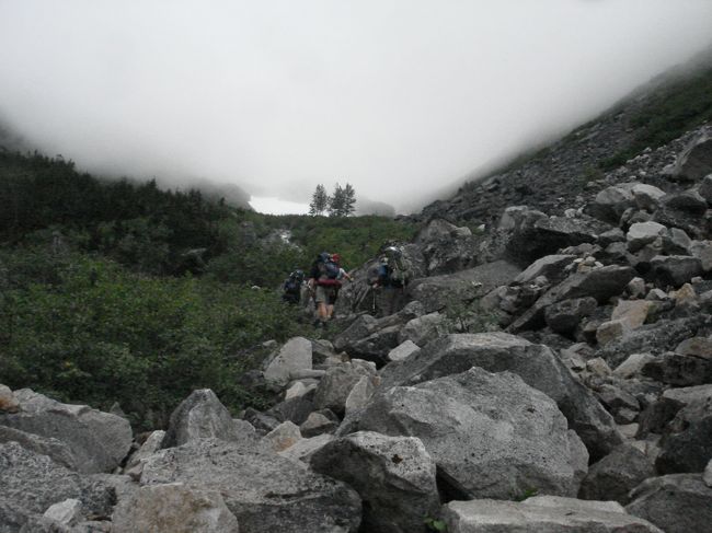 翌日は6:30amにシープキャンプを出発。<br />すぐにこんな岩場が出現。<br />今日は山頂を昼前には超える予定なので、弱音を吐いていられません。