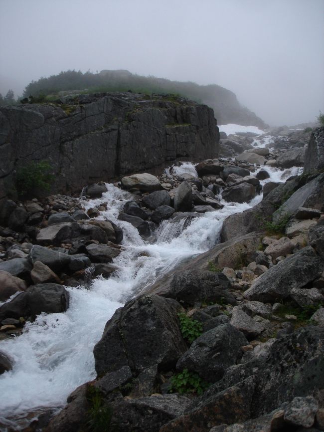 こんな川も越えて。