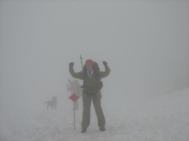 感動の、登頂！　<br />でも霧で何も見えなーい。<br />でも嬉しーい♪(10:40am)
