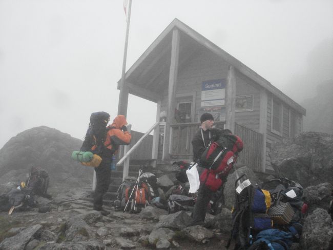 山頂にはこんな小さな山小屋があります。<br />ここで、汗で濡れた服を着替え、しばしの休憩。<br />軽い食事と暖をとります。<br /><br />