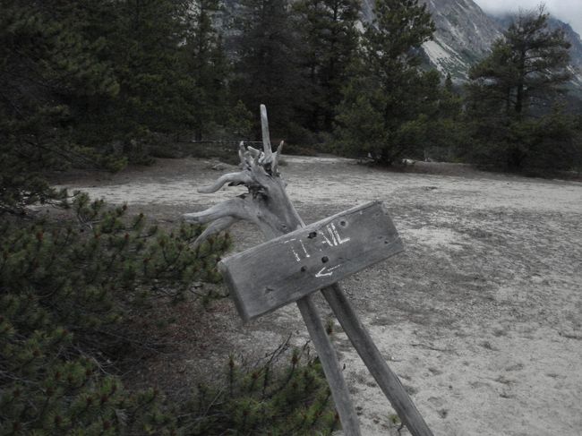 翌日は朝7時に目的地のベネットへ向けて、リンダマンシティを出発。<br />海岸のような砂の上を、足をとられながらひたすら前進。