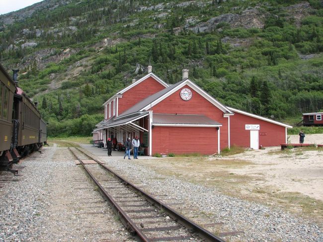ホワイトパス・ユーコン鉄道のベネット駅。<br />ここからスキャグウェイ駅まで列車で帰ります。<br />レストランのトイレで洋服を着替え、電気便座で暖を取った時の幸せなこと。<br />レストランでは私達の列車が来るまでコーヒーを堪能しました。ちなみにレストランはUSドル現金のみの支払いです。クレジットカードを持っていっても泣きを見ます！