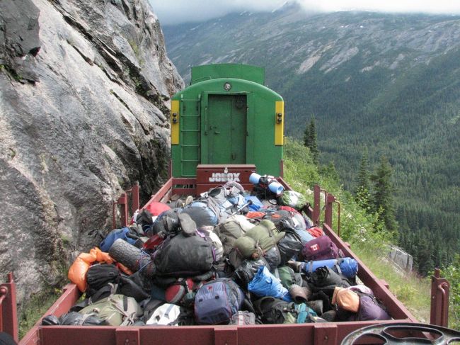 列車は登山者たちのリュックを乗せて、一路スキャグウェイへ。