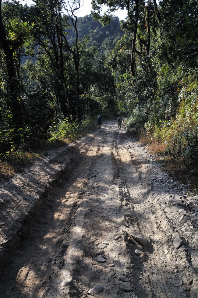 ・ミランチョーク以降はかなりの悪路　　乗用車組の私たちは何度も歩く羽目に。35年前のコロナ・・・！目の保養になりました。