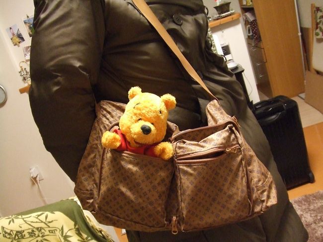 “二人でどこ行くのぉ〜！”<br />やべっ！<br />ぷーちゃんに見つかっちゃった！<br />という訳で、、、<br />親子＋ぷーちゃんの旅に変更。<br />コッソリ、カバンに入るのであった＾＾