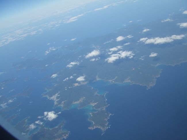 羽田からの飛行はメチャ良い天気！<br />気分↑↑<br /><br />途中から、地図を片手に“この島は？あれは？”と話しながら＾＾<br /><br />オシャベリ親子はあっという間に那覇到着です☆