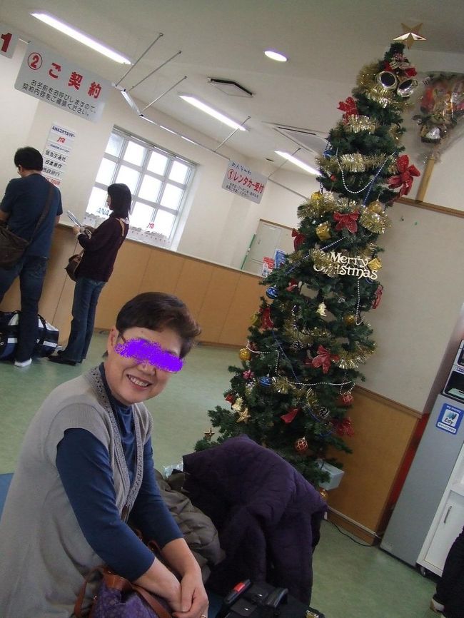 バスに揺られ、レンタカー営業所へ到着。<br /><br />もうダウンコートは要りませんっ☆<br /><br />ここからはレンタでの移動。<br /><br />お店「今回は！無料グレードアップでｆｉｔクラスからＵＰして、プリウスを用意させていただきました！」<br /><br />親子「え！あ。。。。あのぉ　ｆｉｔでイイデス。すいません。。」<br /><br />お店「・・・・・。」<br /><br />あはは。。。ホントすいません＞＜