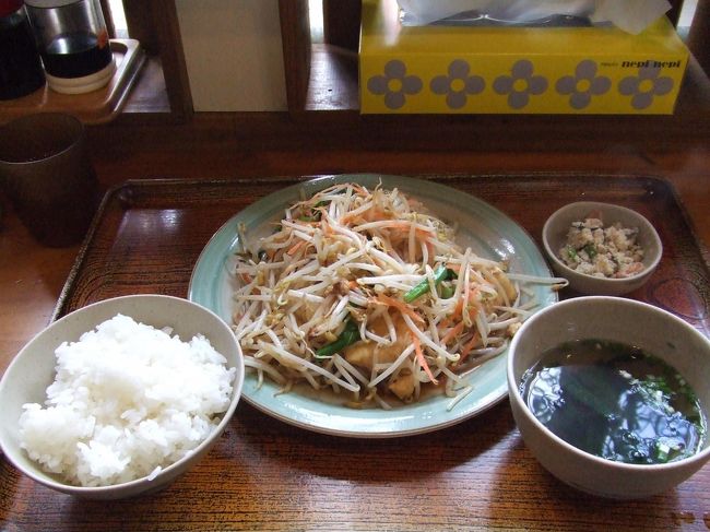 こちらは私が頼んだ定食デス。<br /><br />もやしや野菜盛りだくさんのちゃんぷるー☆<br /><br />モリモリたべちゃった☆