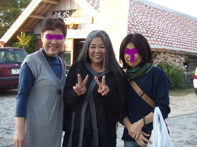 さて、帰ろうとしたところ！！<br /><br />急に誰かに駆け寄る母様＾＾<br /><br />“古謝ミサコさんですよね？？”と母様。<br />“はいっ”<br />“キャー！！お逢いしたかったんですぅ〜”<br /><br />ここからは一人ベラベラ喋りだす母サマ☆<br /><br />最近テレビで拝見してスッカリファンになっちゃったとか。<br /><br />最後に写真を一緒にパチリっ。<br /><br />ありがとうございました！！