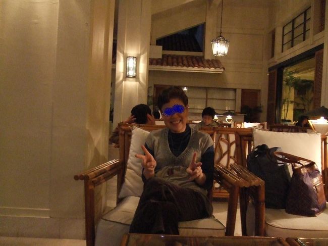 ベルボーイさん達の親切なお迎え。<br />ロビーでのチェックイン。<br />ウエルカムドリンク。<br /><br />今まで日本国内では経験した事の無いサービスに、ドギマギ親子？！<br /><br />海が見えるこのロビーは、生演奏が聞こえ、何時間居ても飽きない雰囲気＾＾<br /><br />母様は、ニヤニヤです♪