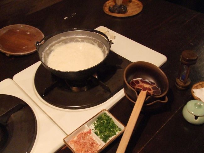 クーポンで食べれる“あぐー豚の陶板焼セット”をちょっとグレードアップ♪<br /><br />まずは、、お通しの後のに“自家製豆腐”が登場。<br /><br />これ、自分達でニガリを入れて混ぜるンデス☆<br /><br />おいしぃいいい！！<br /><br />途中でカッコイイ＾＾社長さん登場♪<br />アレコレ教えてくれました。<br />早朝から豆乳を作っているとか。。