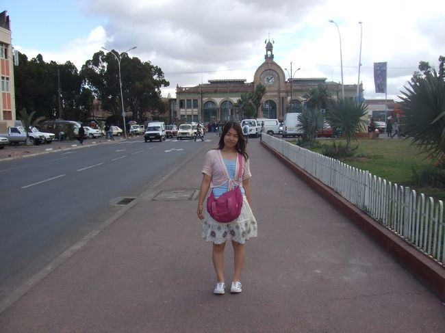 後ろに見えるのがタナの駅です。<br />今は使われてないけど…