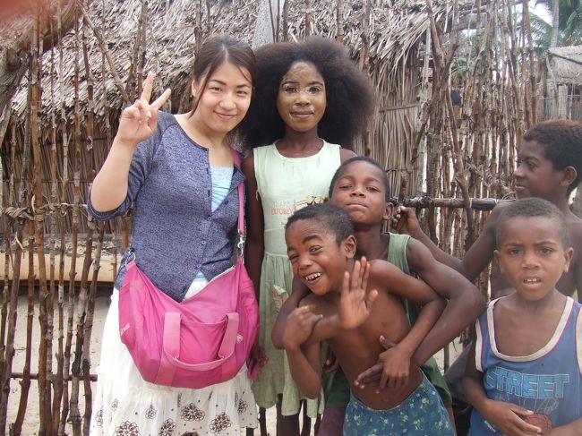 近くのヴェタニア漁村という村。<br />みんな漁業で暮してるんだって。<br /><br />そして、女の人は日焼け止めの為に黄色い粉を顔に塗るのでした。<br />ほんとは私もちょっとやりたった（笑）