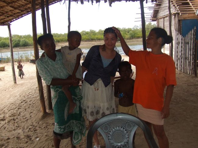 そして、現地人ぽくなりたかった私は日焼け止めは諦め髪を細かいブレーズにしてもらったのでした。<br /><br />この右側のオレンジのお母さんがやってくれました♪