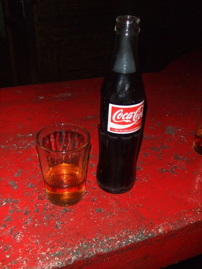 そして、本物のラム酒。<br />何にも割ってなくてストレートなので激強です・・・<br /><br />これはモロンダバのディスコにて。<br /><br />そして。この２日後にまた違うディスコに行く。<br />そこで飲んだお酒は…<br />草（葉っぱ？）の味がした（苦笑）