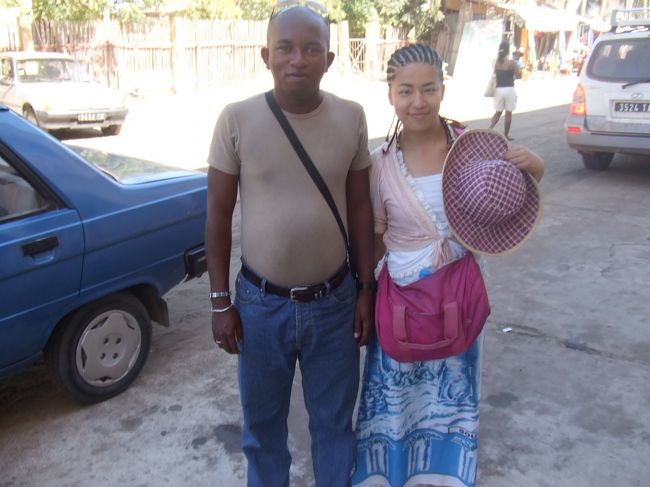 どんどん現地人化していく私…（笑）<br /><br />ガイドのイーヴィスと。<br /><br />そして、このあと空港に行くもフライトキャンセルで延泊を余儀なくされる・・・