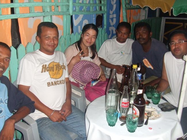 そして、延泊となり暇だったので<br />仲良くなったマダガスカル航空の人と空港職員の人達と地元飲み（笑）<br /><br />楽しかったけど、みんなほんとによく飲むよなぁ〜