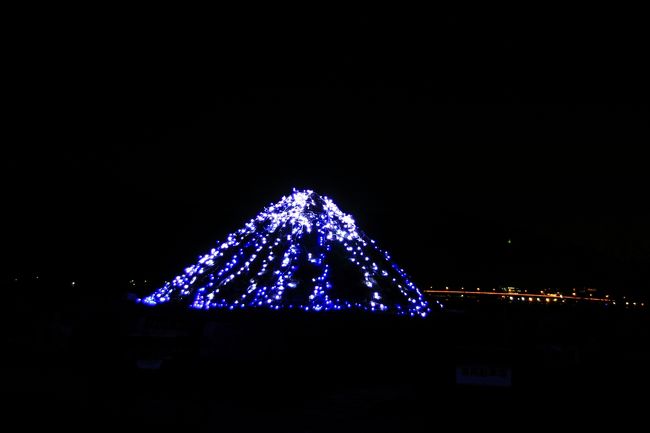大石公園のイルミネーション<br /><br />富士山のオブジェに施したイルミネーション<br />奥にライトアップした河口湖大橋が見えます<br />