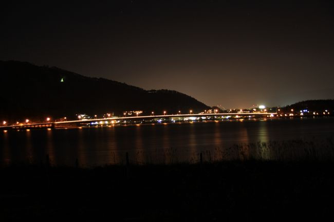大池公園へ向う途中に撮撮った、<br />ライトアップした河口湖大橋<br />
