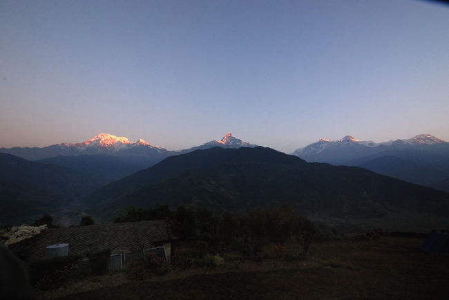 ０６：００　明るくなり始め、山の先端が日に当たり始めました。