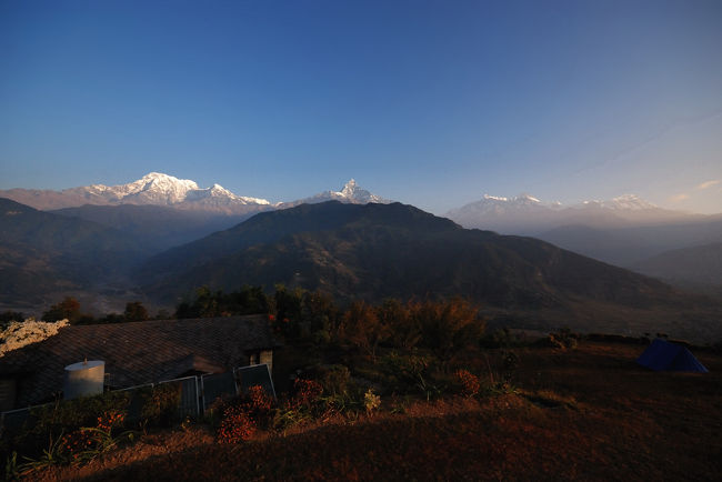 アンナブルナ?と?は太陽に近いため、モヤがかかり始めます。