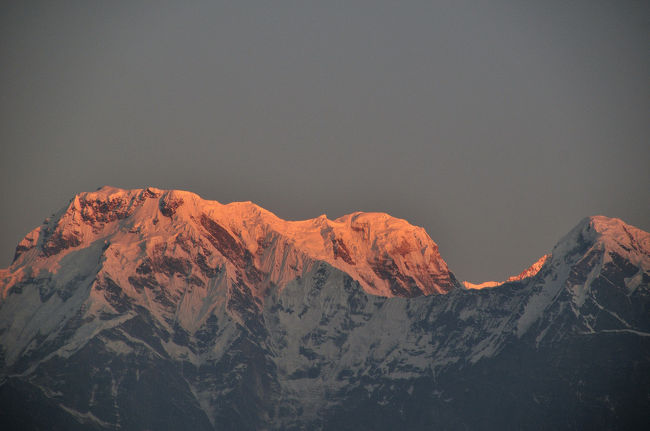 アンナブルナサウス（7219m）です。<br />U字谷の底の部分にほんの少し見える部分が、アンナブルナ山群で一番高いアンナブルナ?（8091m）