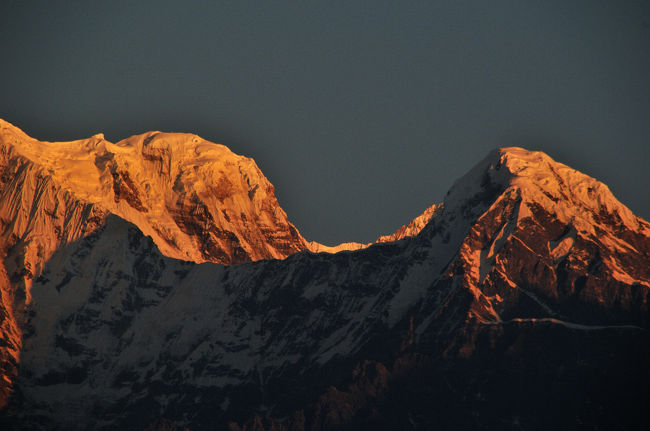 ここからは一番遠いので、アンナブルナ?がとても低く見えますが、一番最初に日が当たり、明るくなることから納得できます。