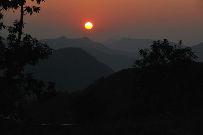 リアルでは、太陽全部が赤色なのですが、露出を会わせると、周りの景色が黒つぶれに・・・