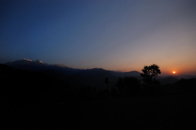 12mmワイド（35mm換算で約21mm）で太陽とアンナブルナ?と?が一緒に入りました。