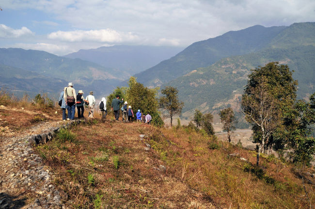 １１：００〜１４：００　周辺の散策でハイキング