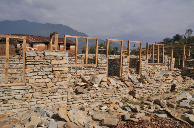 現地で産出する石を使って家造り