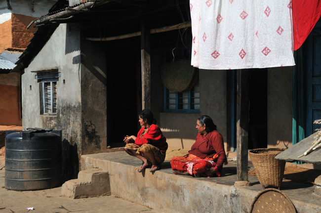 民間の庭を通り過ぎます。　　ごめんなさい・・・この道しかないんだそうです