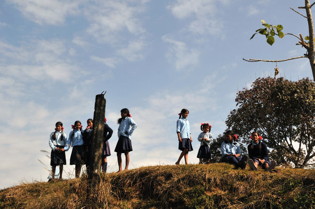 ふと山頂を見上げると、沢山の子供たちが・・・