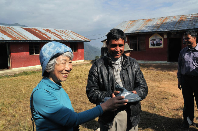小・中学校訪問　BHUMESHOR LOWER SECONDARY SCHOOL<br />先生に持ってきたボールペン30本ほど贈呈