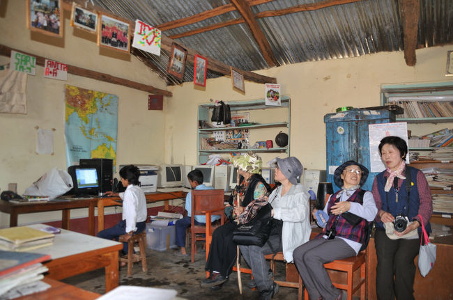 パソコン教室を拝見　地図を出してもらい、日本の場所を聞いたのですが、ネパールの隣の国ぐらいまでしか目がいかないようでした