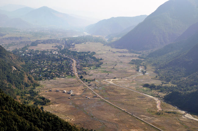 いい景色　　ポカラ方面です。　「はなのいえ」の従業員が先にお弁当を届けてくれていました。