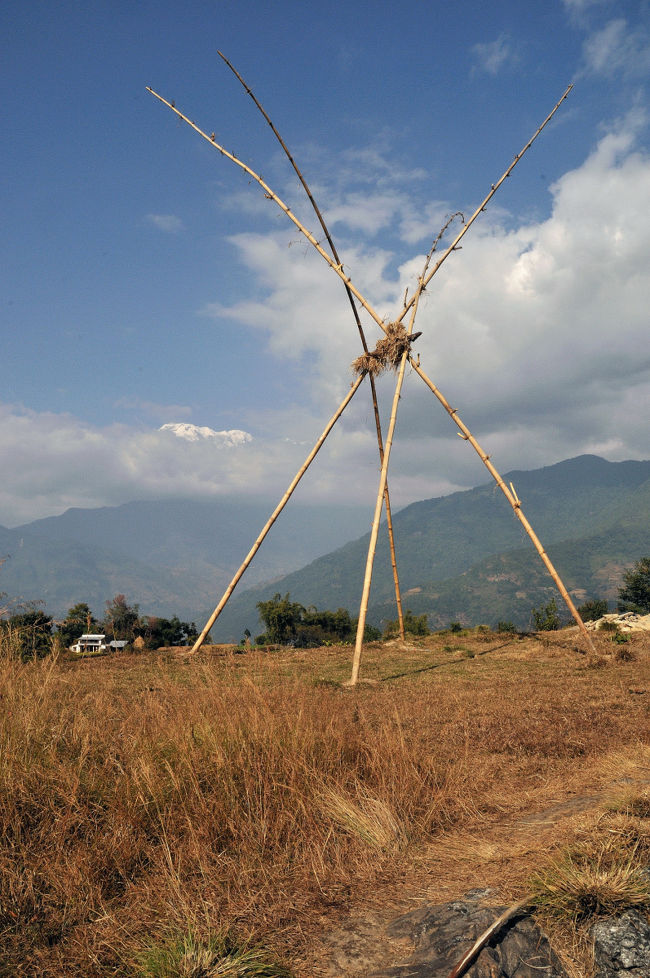 光の祭り（11月末）ぼ飾り　　　燈明を炊き神を迎える<br />雲でアンナブルナがほとんど隠れてしまいました。