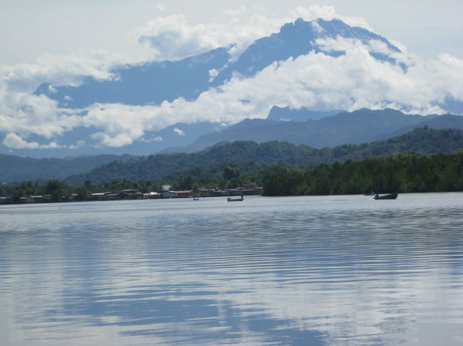 船からみたキナバル山