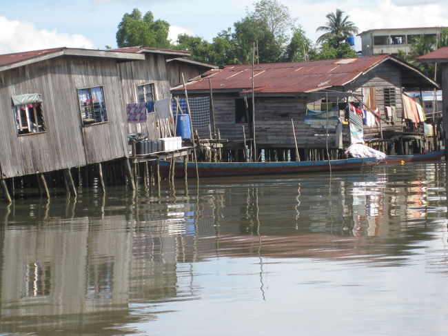 水上生活の人達の家<br />斜めってる・・。